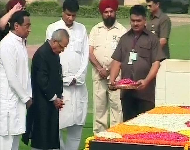 राष्ट्रपति पद की शपथ ग्रहण से पहले 'राजघाट' पहुंचे प्रणब