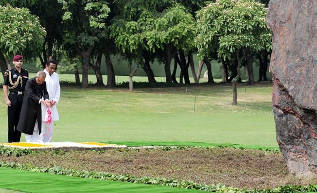 राष्ट्रपति पद की शपथ ग्रहण से पहले 'राजघाट' पहुंचे प्रणब