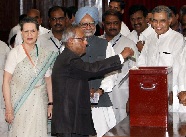 प्रणब दा जीते, खुशी में झूम उठे समर्थक