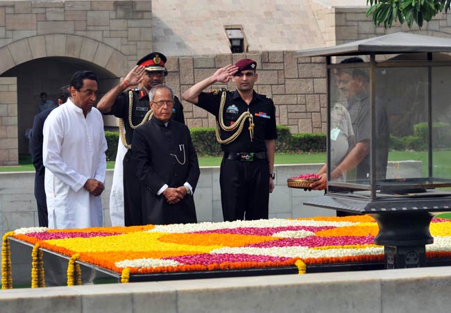 राष्ट्रपति पद की शपथ ग्रहण से पहले 'राजघाट' पहुंचे प्रणब