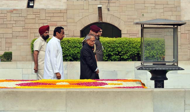 राष्ट्रपति पद की शपथ ग्रहण से पहले 'राजघाट' पहुंचे प्रणब