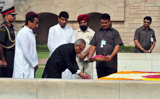 राष्ट्रपति पद की शपथ ग्रहण से पहले 'राजघाट' पहुंचे प्रणब