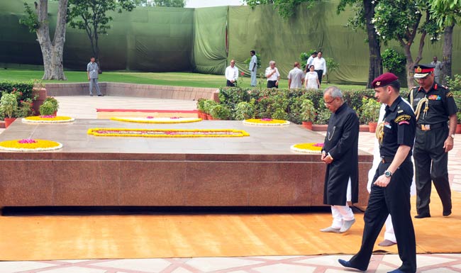 राष्ट्रपति पद की शपथ ग्रहण से पहले 'राजघाट' पहुंचे प्रणब