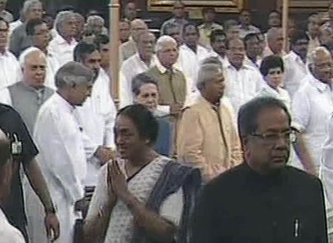 23 जुलाई 2012: तस्वीरों में दिनभर की बड़ी खबरें | पढ़ें