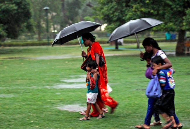 मौसम की पहली बारिश से झूम उठी दिल्ली