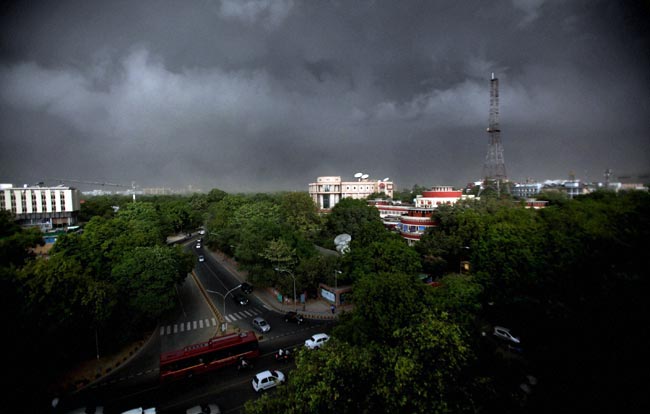 मौसम की पहली बारिश से झूम उठी दिल्ली