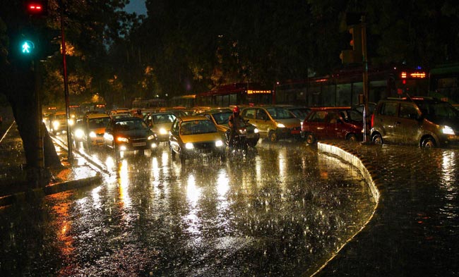 मौसम की पहली बारिश से झूम उठी दिल्ली