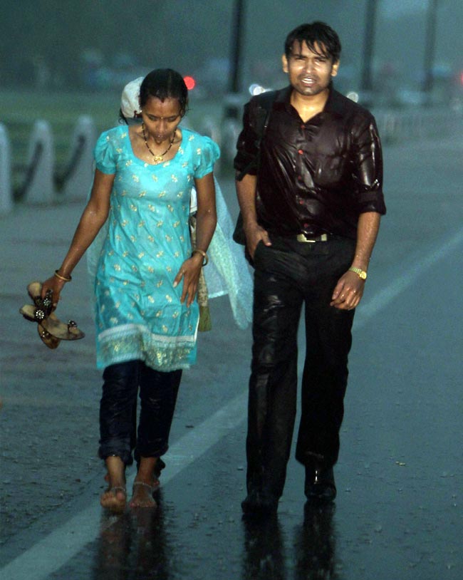 मौसम की पहली बारिश से झूम उठी दिल्ली