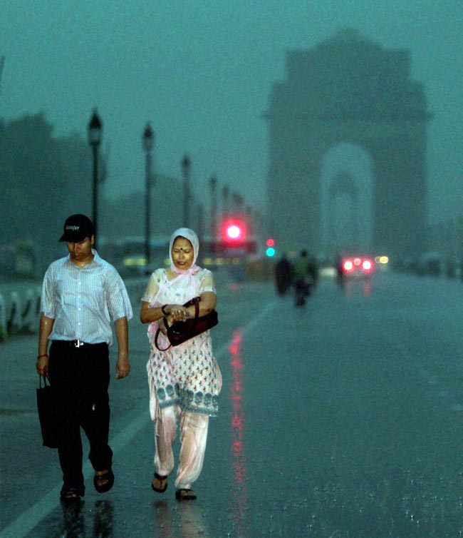 मौसम की पहली बारिश से झूम उठी दिल्ली