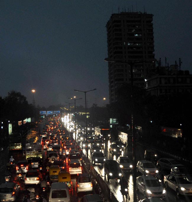 मौसम की पहली बारिश से झूम उठी दिल्ली