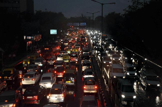 मौसम की पहली बारिश से झूम उठी दिल्ली