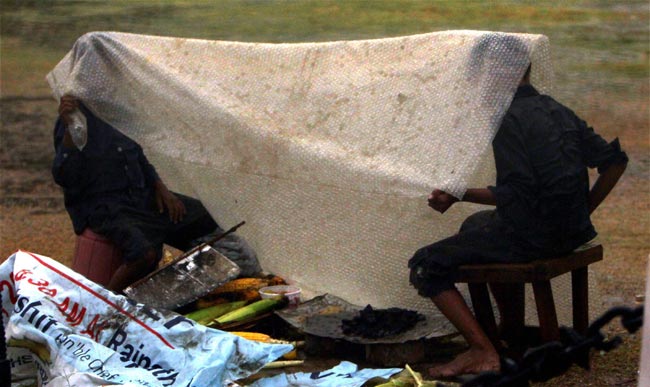 मौसम की पहली बारिश से झूम उठी दिल्ली