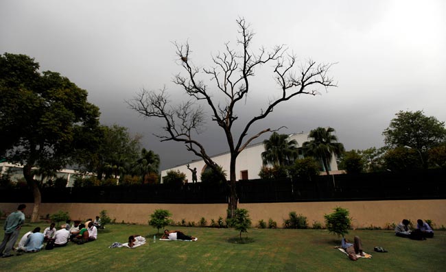 मौसम की पहली बारिश से झूम उठी दिल्ली