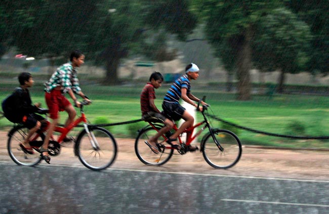 मौसम की पहली बारिश से झूम उठी दिल्ली