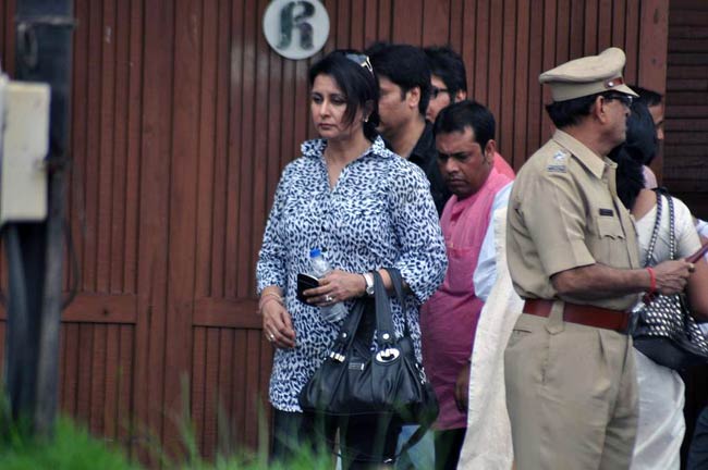 'काका' के अंतिम दर्शन को उमड़ा पूरा बॉलीवुड