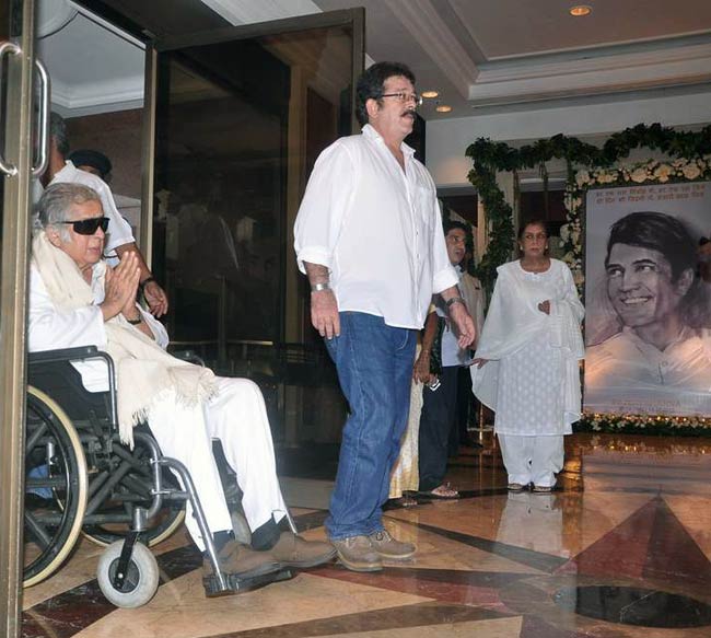 काका को 'आखिरी सलाम' देने उमड़ा बॉलीवुड | अनदेखी तस्वीरें