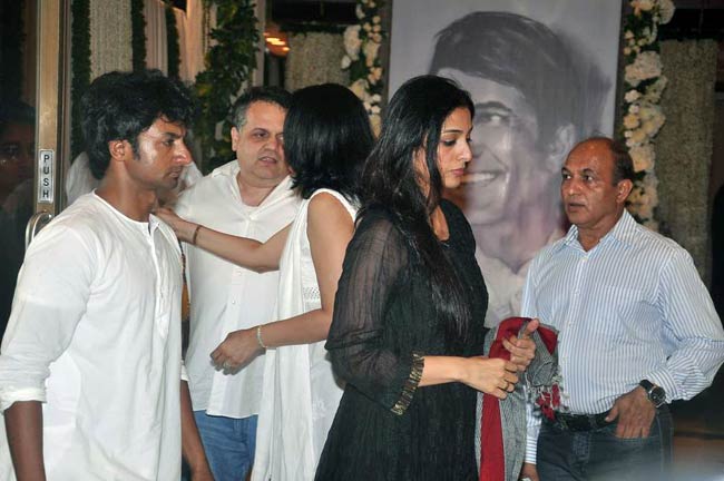 काका को 'आखिरी सलाम' देने उमड़ा बॉलीवुड | अनदेखी तस्वीरें