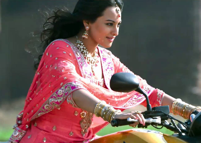 'सन ऑफ सरदार' में सोनाक्षी का जलवा | 2011 की हिट फिल्‍में