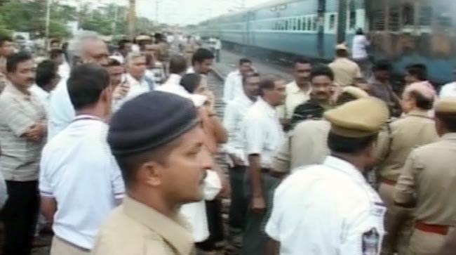 तस्वीरों में देखें कैसे चेन्नई एक्सप्रेस बनी 'द बर्निंग ट्रेन'