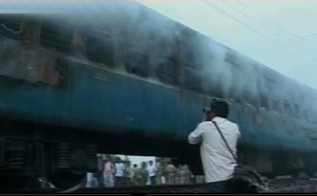 तस्वीरों में देखें कैसे चेन्नई एक्सप्रेस बनी 'द बर्निंग ट्रेन'