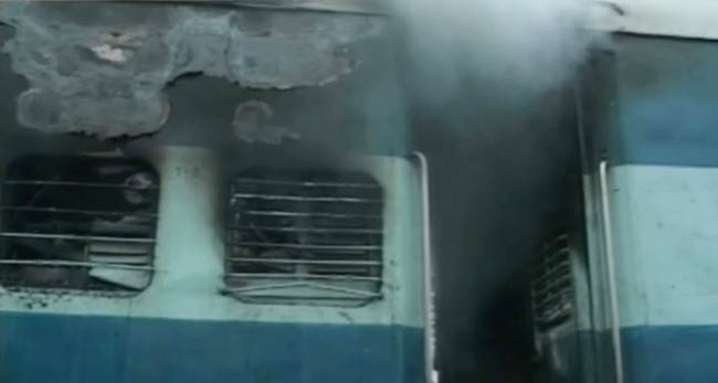 तस्वीरों में देखें कैसे चेन्नई एक्सप्रेस बनी 'द बर्निंग ट्रेन'