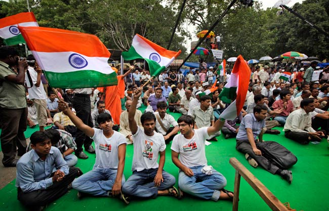 अनशन के दूसरे दिन की तस्‍वीरें | पहले दिन की तस्‍वीरें