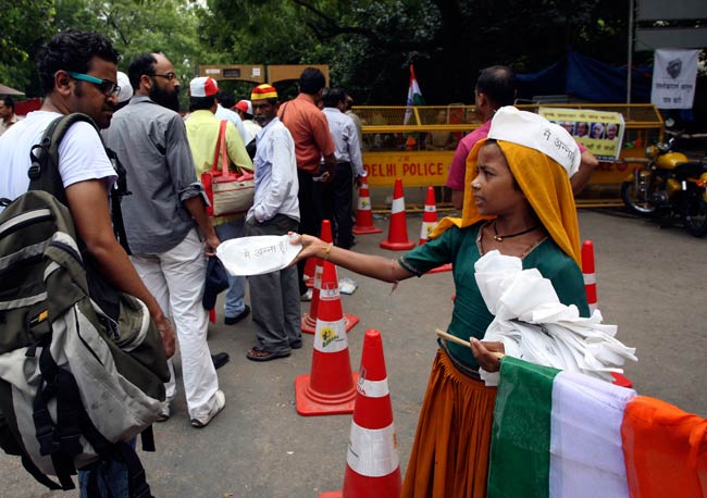अनशन के दूसरे दिन की तस्‍वीरें | पहले दिन की तस्‍वीरें