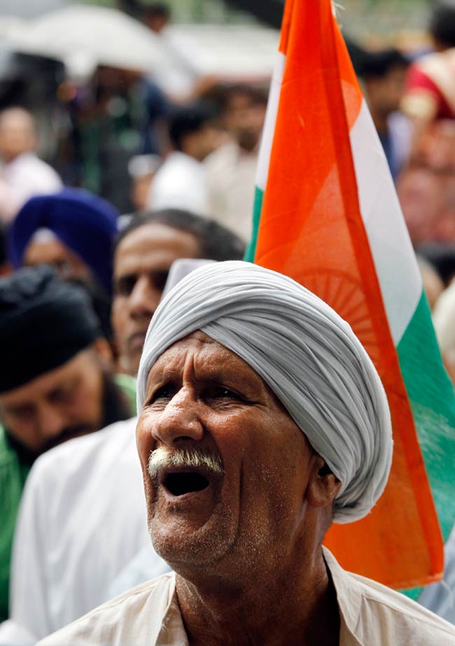 अनशन के दूसरे दिन की तस्‍वीरें | पहले दिन की तस्‍वीरें