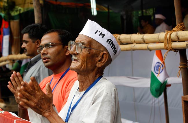 अनशन के दूसरे दिन की तस्‍वीरें | पहले दिन की तस्‍वीरें