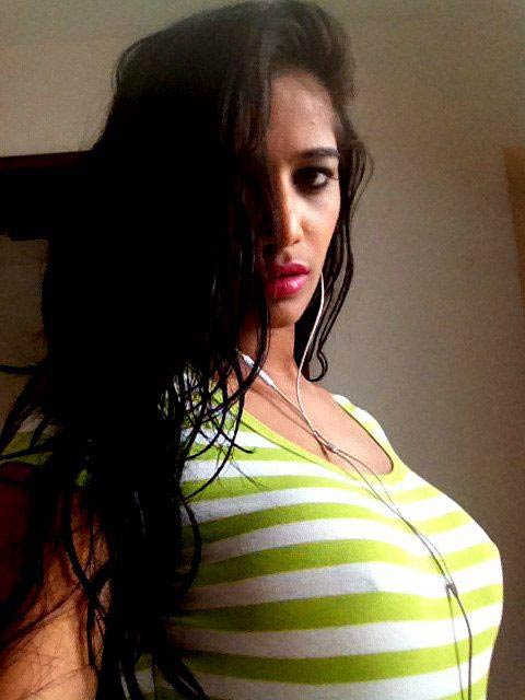 पूनम पांडे ने मनाया ‘नो ब्रा डे’ | न्यूड पूनम पांडे