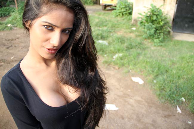 पूनम पांडे ने मनाया ‘नो ब्रा डे’ | न्यूड पूनम पांडे