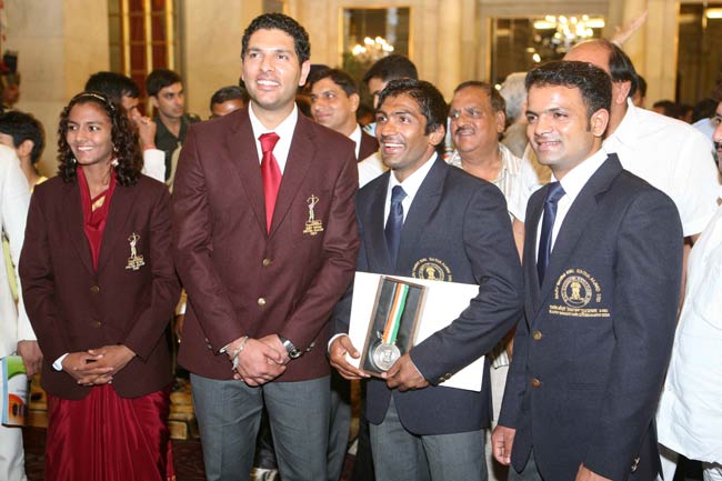 खेल जगत के दिग्गजों को राष्ट्रपति ने किया सम्मानित