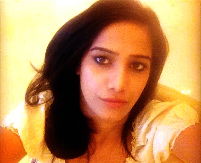 पूनम पांडे ने मनाया ‘नो ब्रा डे’ | न्यूड पूनम पांडे