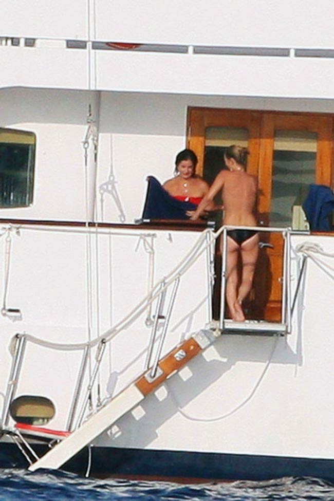 छुट्टियां बिता रही केट मॉस हुई टॉपलेस  | न्यूड से परहेज नहीं