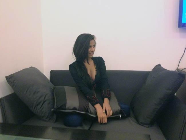 पूनम पांडे ने मनाया ‘नो ब्रा डे’ | न्यूड पूनम पांडे