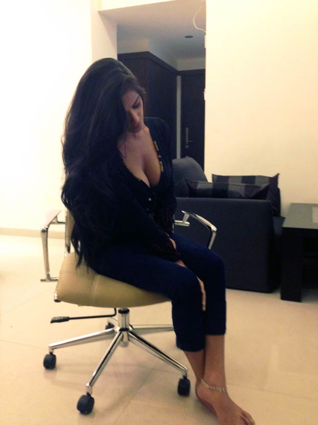 पूनम पांडे ने मनाया ‘नो ब्रा डे’ | न्यूड पूनम पांडे