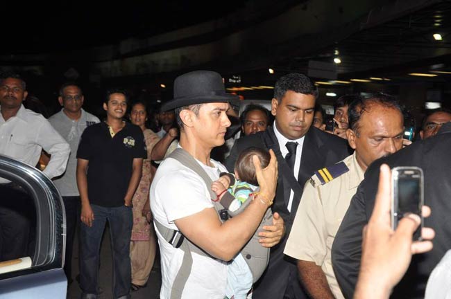 एयरपोर्ट पर अपने बेटे आजाद के साथ आमिर खान  |  आमिर खान