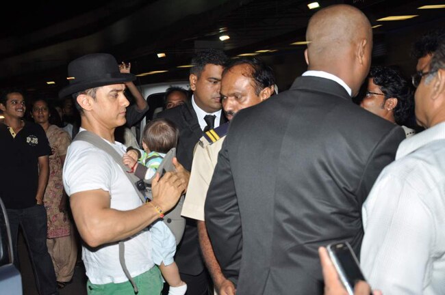 एयरपोर्ट पर अपने बेटे आजाद के साथ आमिर खान  |  आमिर खान