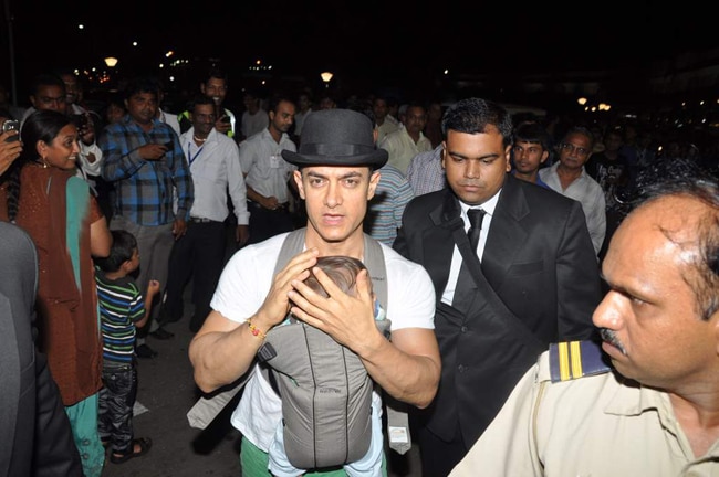 एयरपोर्ट पर अपने बेटे आजाद के साथ आमिर खान  |  आमिर खान