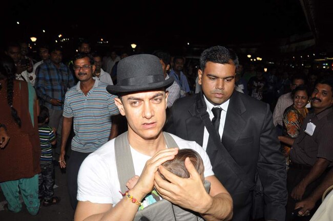 एयरपोर्ट पर अपने बेटे आजाद के साथ आमिर खान  |  आमिर खान