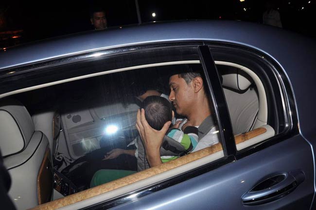 एयरपोर्ट पर अपने बेटे आजाद के साथ आमिर खान  |  आमिर खान