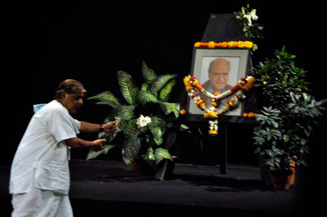 हंगल की प्रार्थना सभा से बॉलीवुड के बड़े नाम नदारद