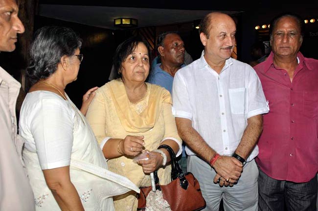 हंगल की प्रार्थना सभा से बॉलीवुड के बड़े नाम नदारद