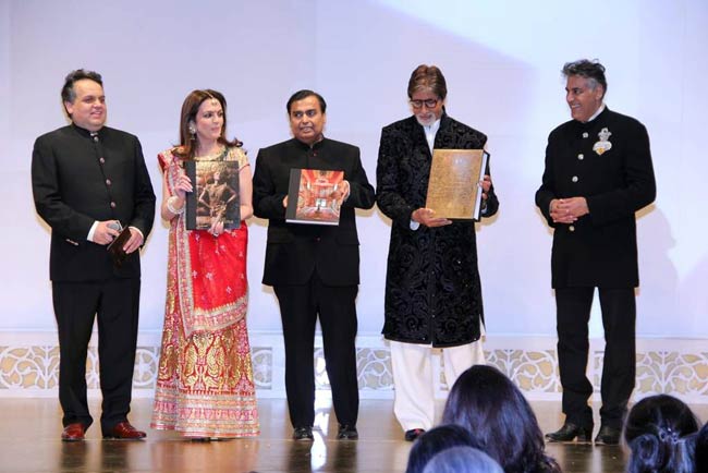 मुकेश अंबानी की पार्टी में बॉलीवुड का जलवा | रैंप पर बिग बी