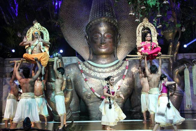 मुकेश अंबानी की पार्टी में बॉलीवुड का जलवा | रैंप पर बिग बी