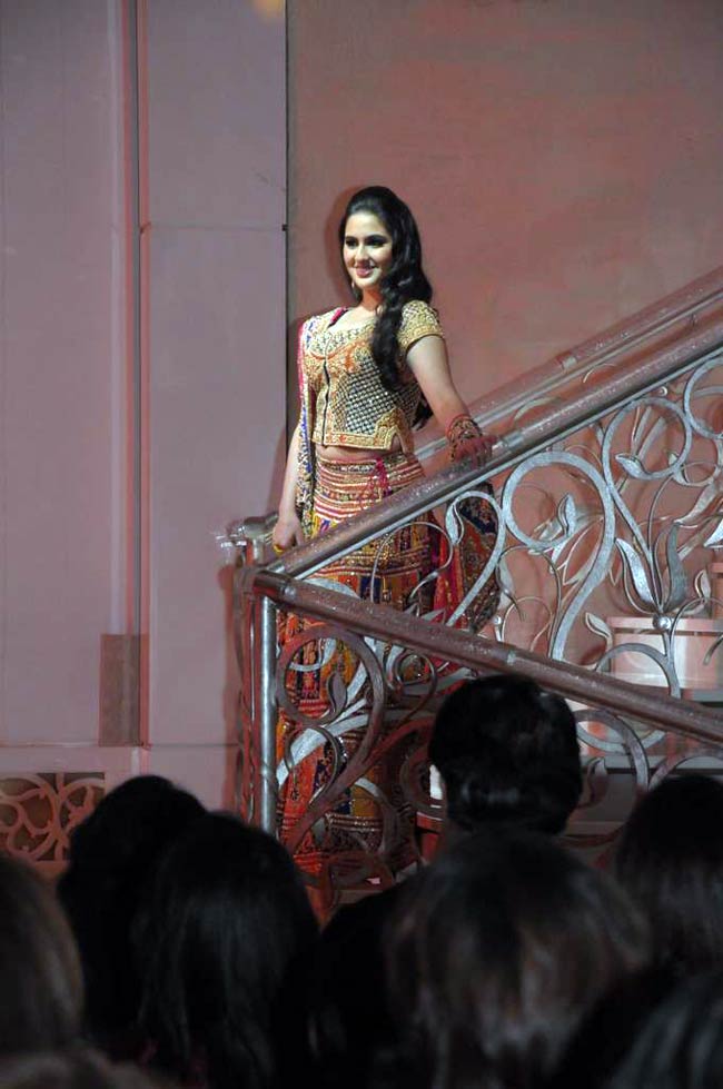 मुकेश अंबानी की पार्टी में बॉलीवुड का जलवा | रैंप पर बिग बी