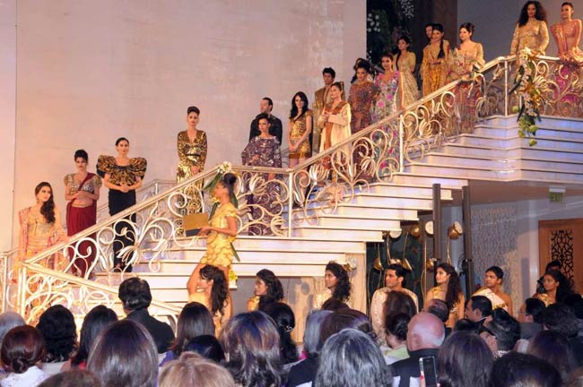 मुकेश अंबानी की पार्टी में बॉलीवुड का जलवा | रैंप पर बिग बी