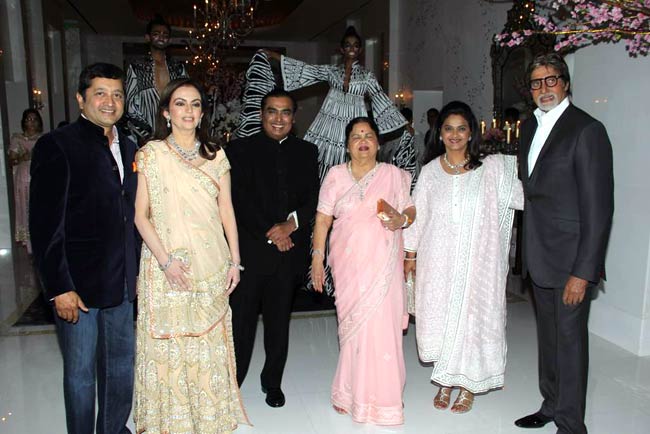 मुकेश अंबानी की पार्टी में बॉलीवुड का जलवा | रैंप पर बिग बी