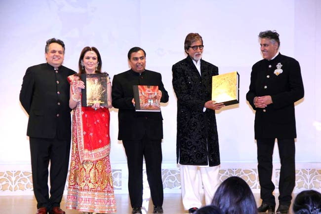 मुकेश अंबानी की पार्टी में बॉलीवुड का जलवा | रैंप पर बिग बी