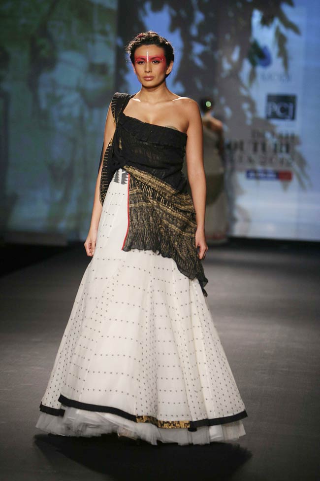 दिल्‍ली फैशन वीक के तीसरे दिन माधुरी ने बिखेरा जलवा